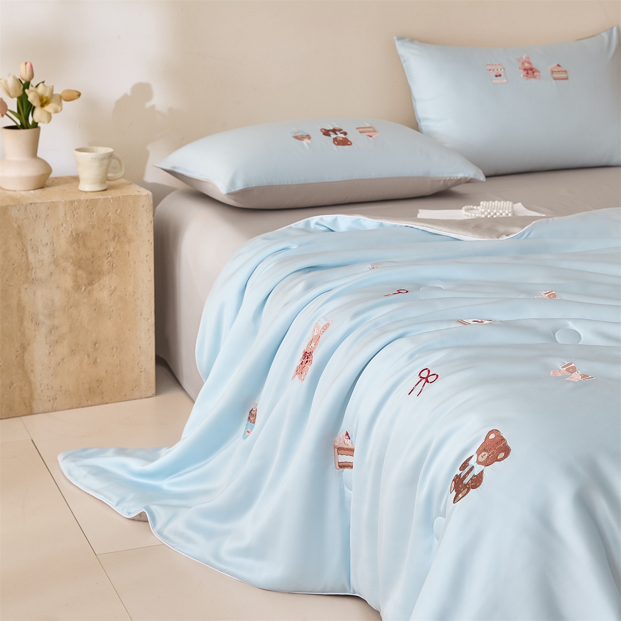 91家纺网 家纺一手货源 找家纺 DC 2026新款A类兰精天丝麻绳平绣系列夏被四件套 婴儿蓝+冰川灰（焦糖小熊）