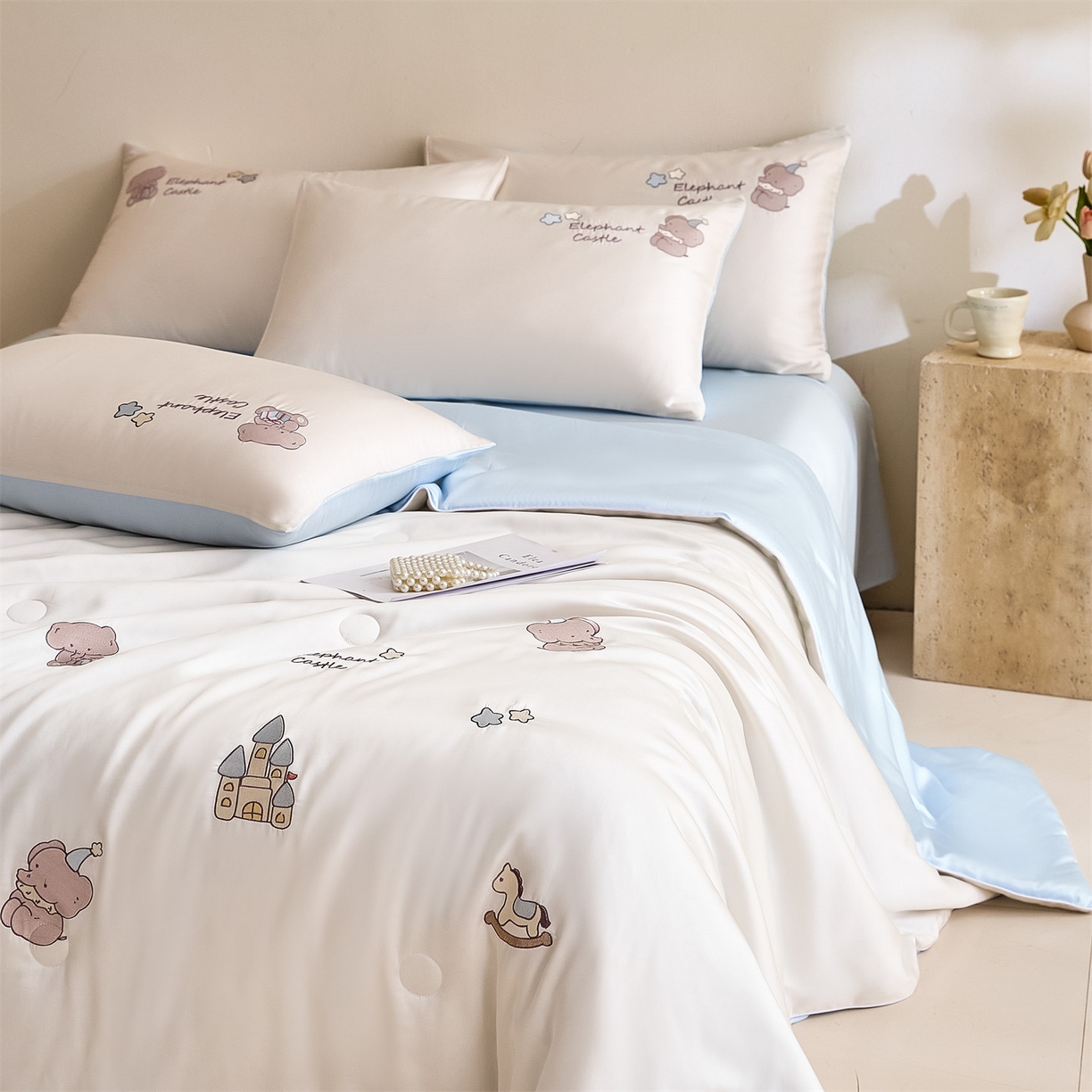 91家纺网 家纺一手货源 找家纺 DC 2026新款A类兰精天丝麻绳平绣系列夏被四件套 元气白桃+婴儿蓝（小象城堡）