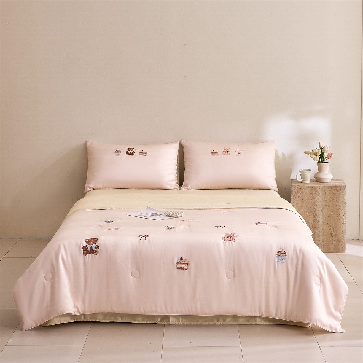 91家纺网 家纺一手货源 找家纺 DC 2026新款A类兰精天丝麻绳平绣系列夏被四件套 素粉+杏白（焦糖小熊）