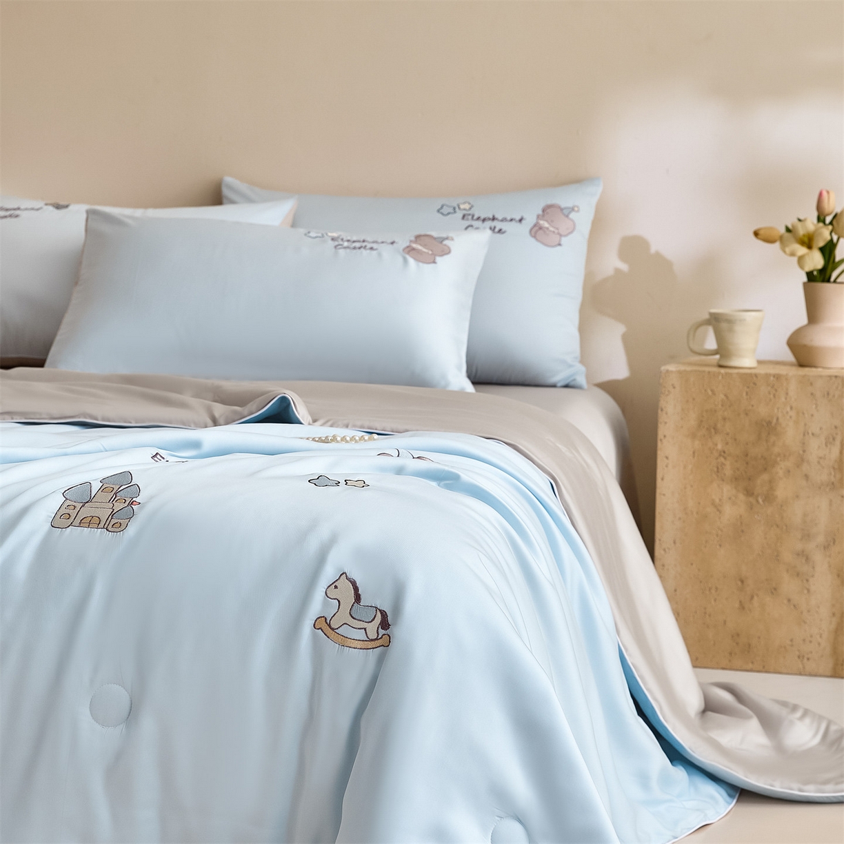 91家纺网 家纺一手货源 找家纺 DC 2026新款A类兰精天丝麻绳平绣系列夏被四件套 婴儿蓝+冰川灰（小象城堡）