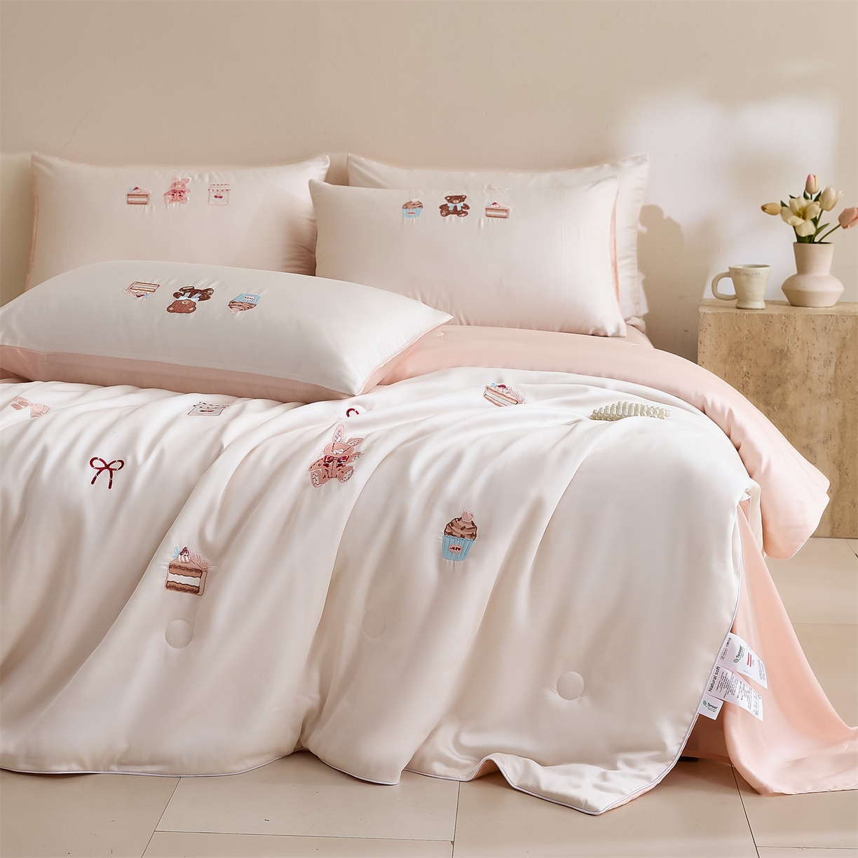 91家纺网 家纺一手货源 找家纺 DC 2026新款A类兰精天丝麻绳平绣系列夏被四件套 元气白桃+半熟蜜桃（焦糖小熊）