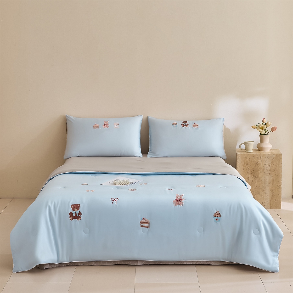 91家纺网 家纺一手货源 找家纺 DC 2026新款A类兰精天丝麻绳平绣系列夏被四件套 婴儿蓝+冰川灰（焦糖小熊）