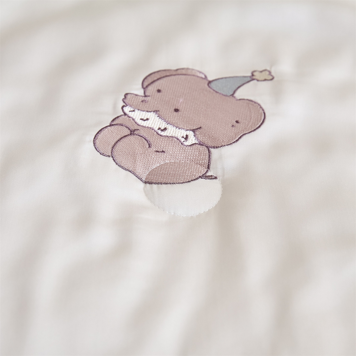 91家纺网 家纺一手货源 找家纺 DC 2026新款A类兰精天丝麻绳平绣系列夏被四件套 元气白桃+婴儿蓝（小象城堡）