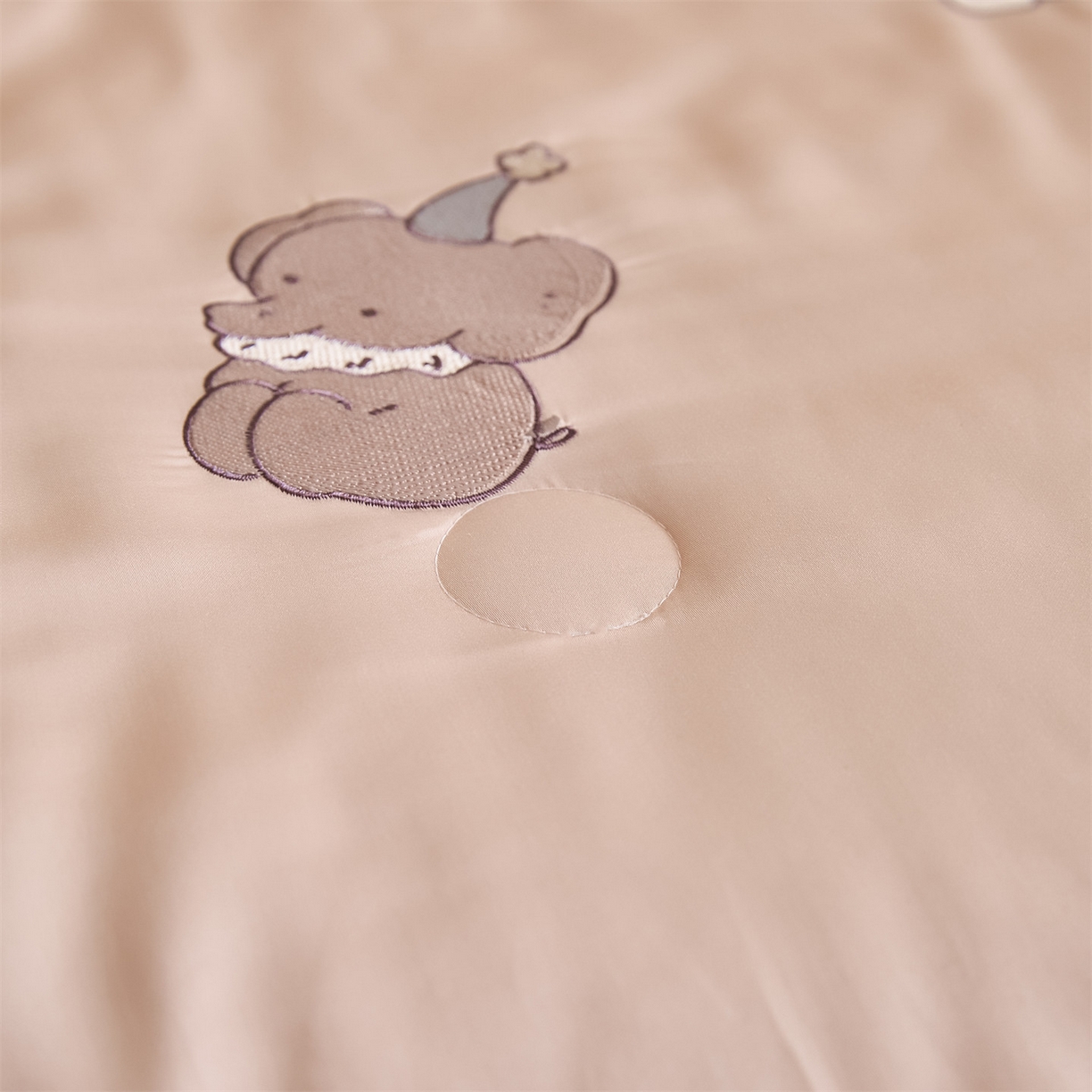 91家纺网 家纺一手货源 找家纺 DC 2026新款A类兰精天丝麻绳平绣系列夏被四件套 半熟蜜桃+元气白桃（小象城堡）