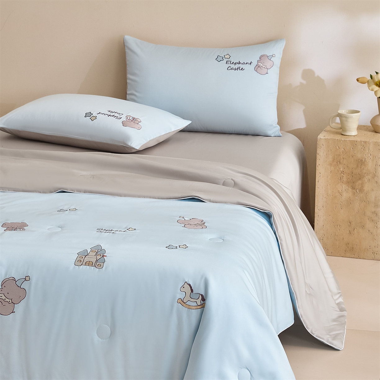 91家纺网 家纺一手货源 找家纺 DC 2026新款A类兰精天丝麻绳平绣系列夏被四件套 婴儿蓝+冰川灰（小象城堡）