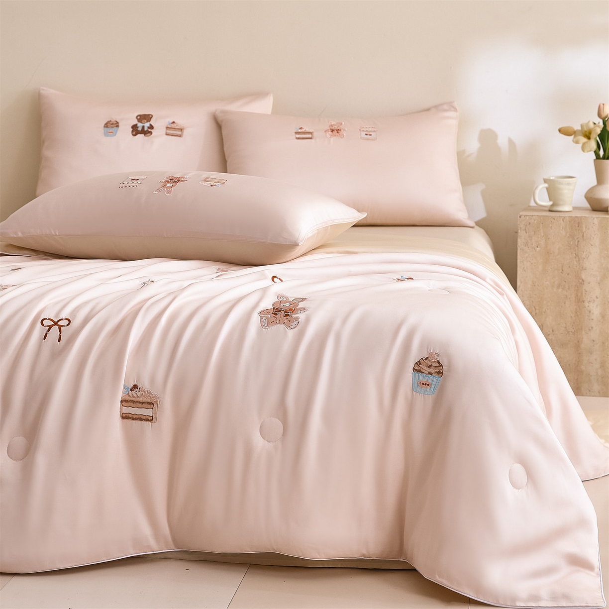 91家纺网 家纺一手货源 找家纺 DC 2026新款A类兰精天丝麻绳平绣系列夏被四件套 素粉+杏白（焦糖小熊）