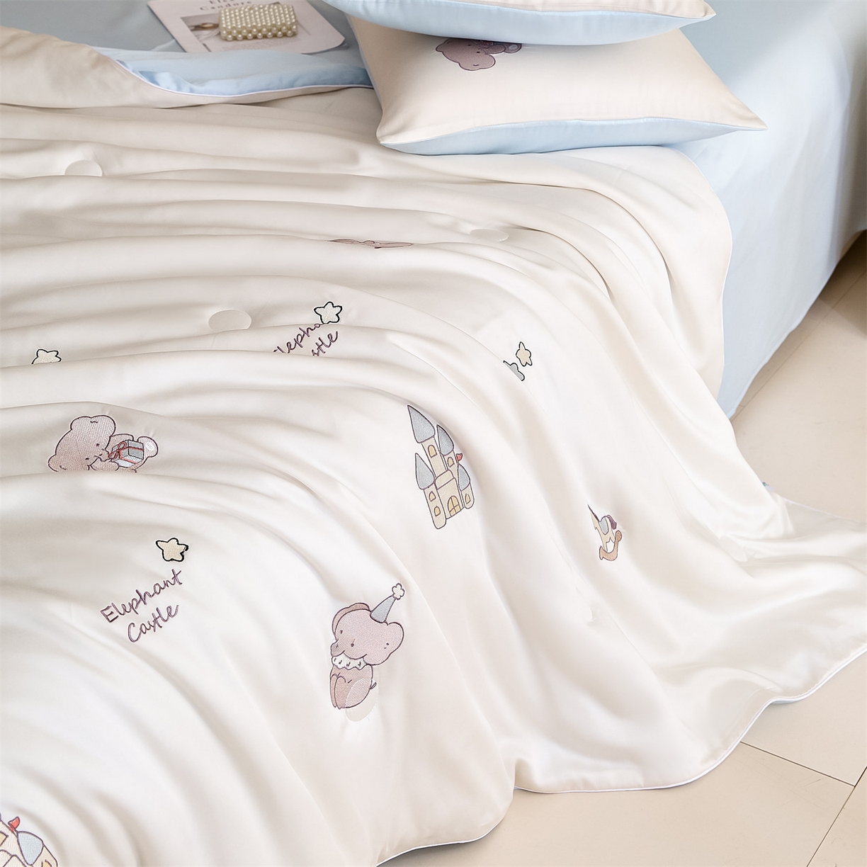 91家纺网 家纺一手货源 找家纺 DC 2026新款A类兰精天丝麻绳平绣系列夏被四件套 元气白桃+婴儿蓝（小象城堡）