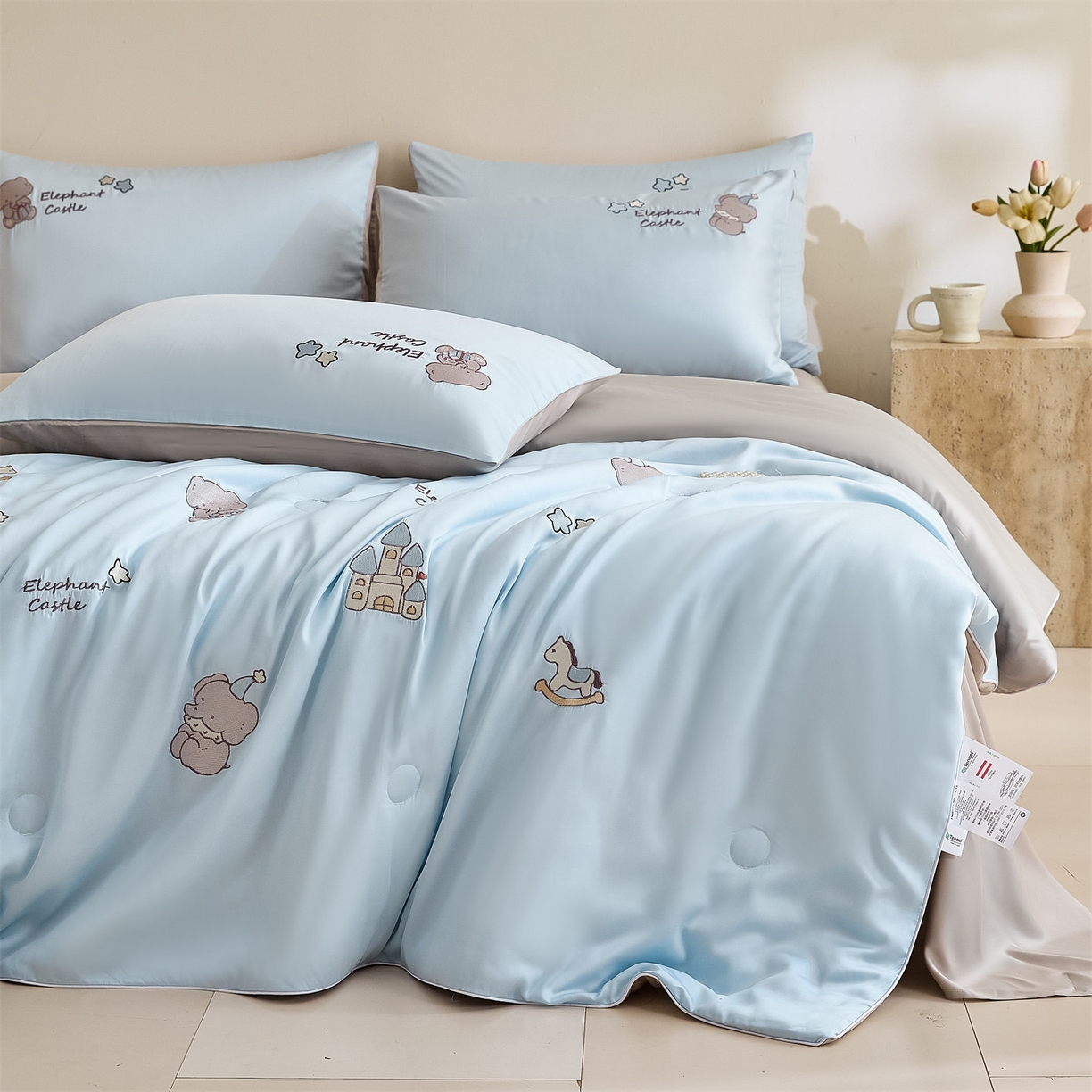 91家纺网 家纺一手货源 找家纺 DC 2026新款A类兰精天丝麻绳平绣系列夏被四件套 婴儿蓝+冰川灰（小象城堡）