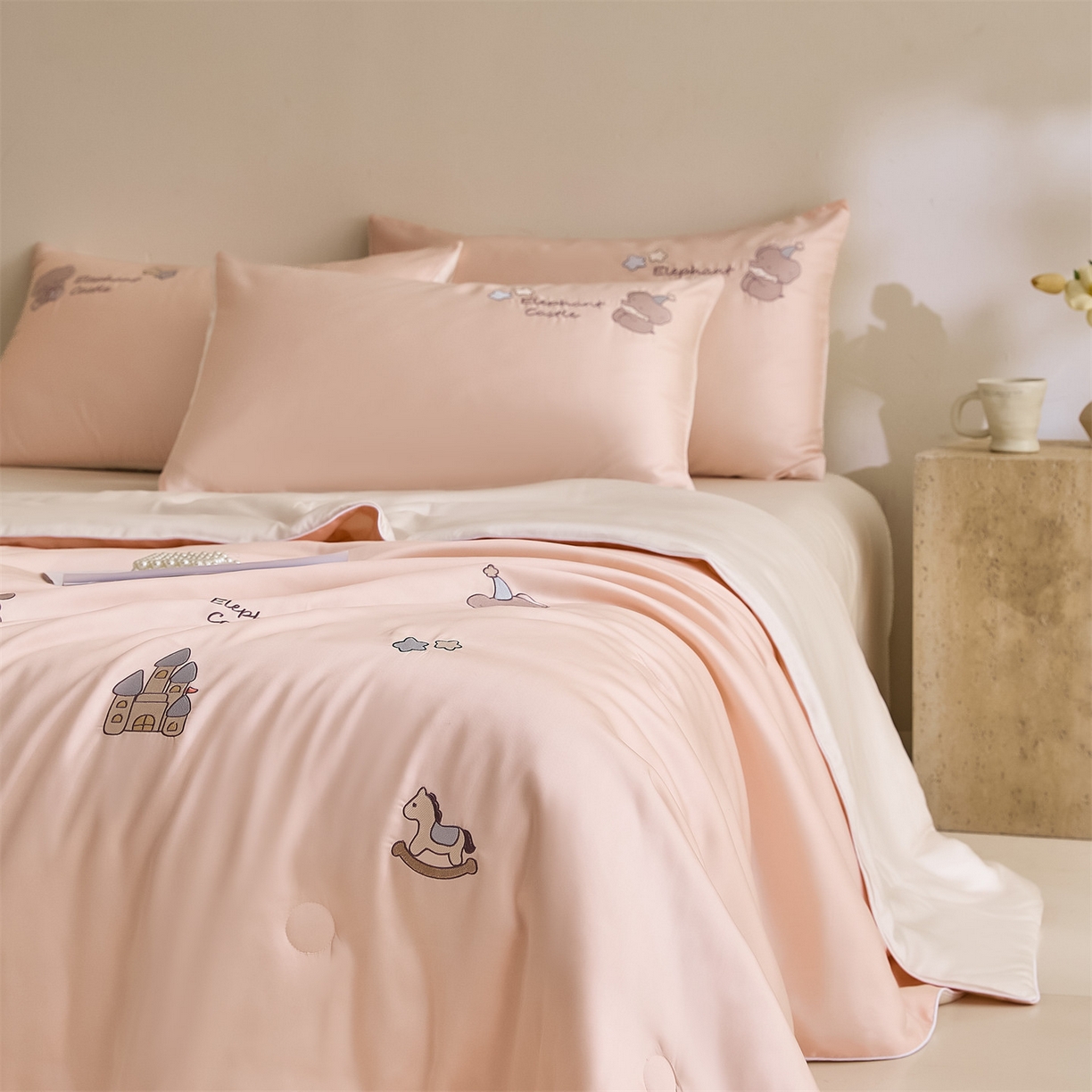 91家纺网 家纺一手货源 找家纺 DC 2026新款A类兰精天丝麻绳平绣系列夏被四件套 半熟蜜桃+元气白桃（小象城堡）