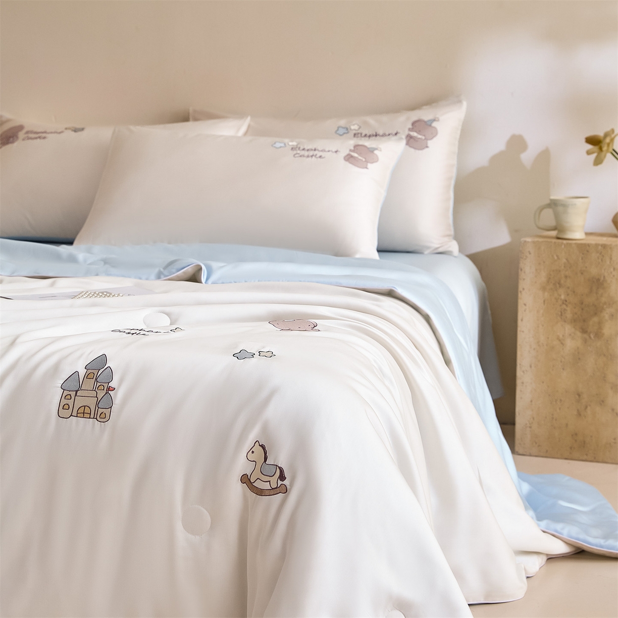 91家纺网 家纺一手货源 找家纺 DC 2026新款A类兰精天丝麻绳平绣系列夏被四件套 元气白桃+婴儿蓝（小象城堡）