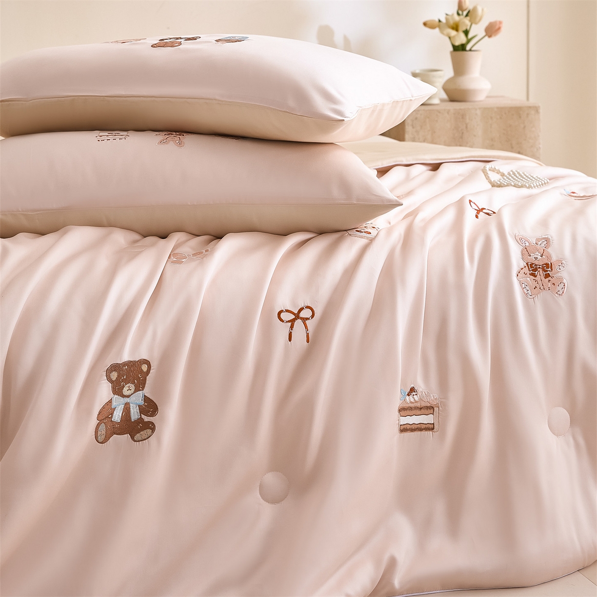 91家纺网 家纺一手货源 找家纺 DC 2026新款A类兰精天丝麻绳平绣系列夏被四件套 素粉+杏白（焦糖小熊）