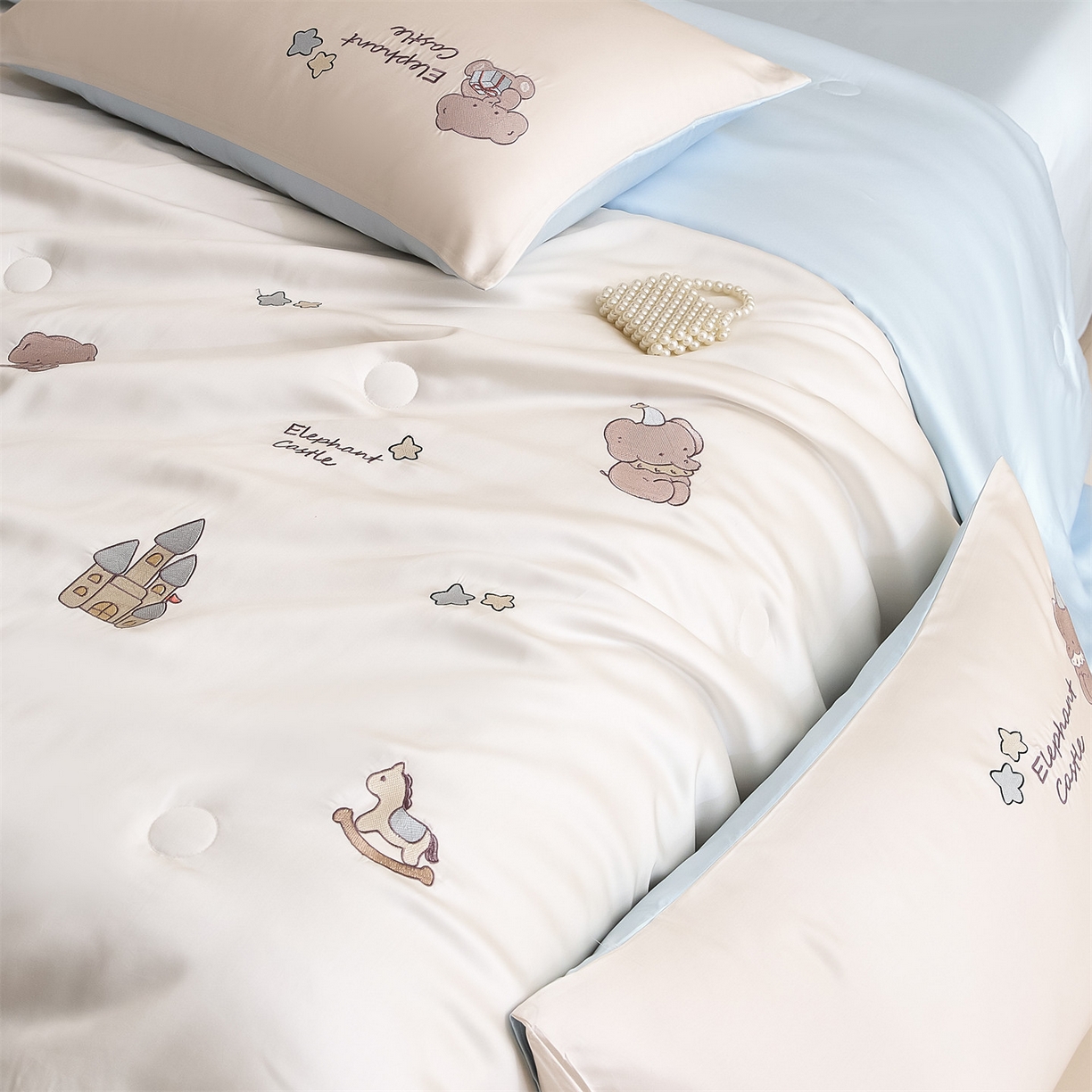 91家纺网 家纺一手货源 找家纺 DC 2026新款A类兰精天丝麻绳平绣系列夏被四件套 元气白桃+婴儿蓝（小象城堡）