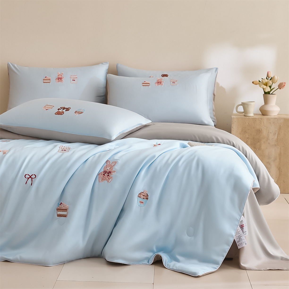 91家纺网 家纺一手货源 找家纺 DC 2026新款A类兰精天丝麻绳平绣系列夏被四件套 婴儿蓝+冰川灰（焦糖小熊）