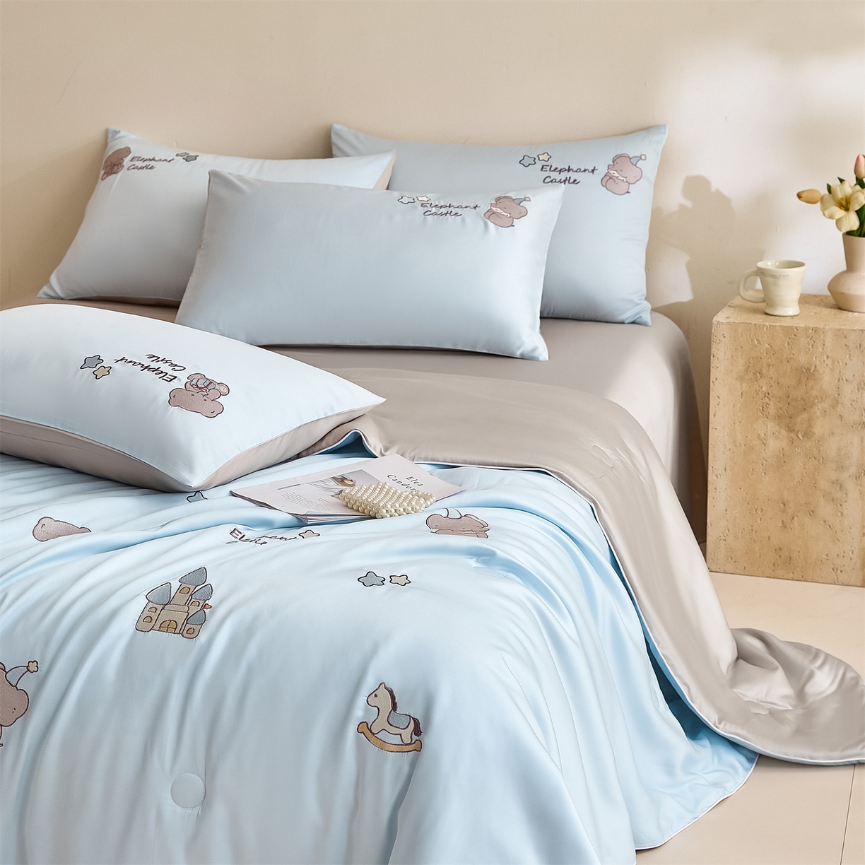 91家纺网 家纺一手货源 找家纺 DC 2026新款A类兰精天丝麻绳平绣系列夏被四件套 婴儿蓝+冰川灰（小象城堡）