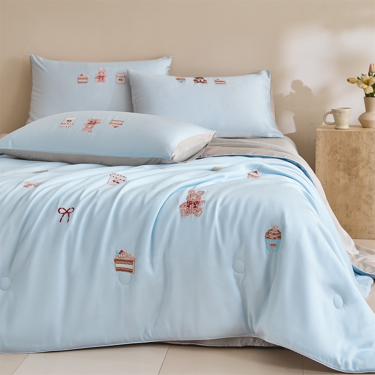 91家纺网 家纺一手货源 找家纺 DC 2026新款A类兰精天丝麻绳平绣系列夏被四件套 婴儿蓝+冰川灰（焦糖小熊）