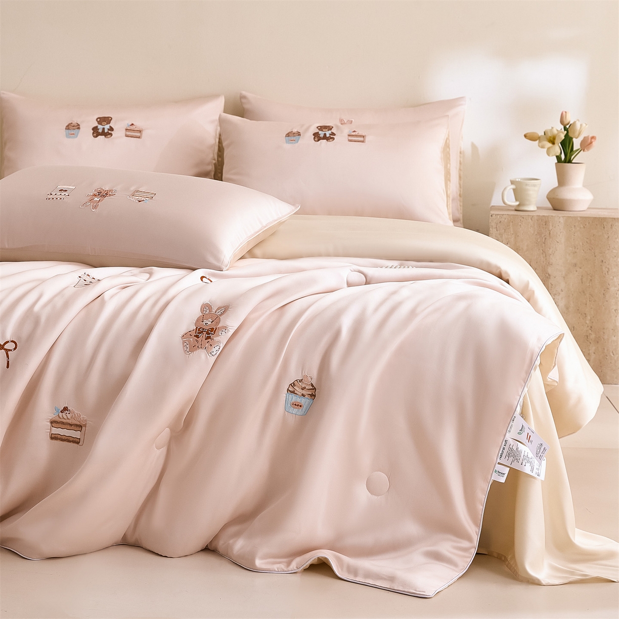 91家纺网 家纺一手货源 找家纺 DC 2026新款A类兰精天丝麻绳平绣系列夏被四件套 素粉+杏白（焦糖小熊）