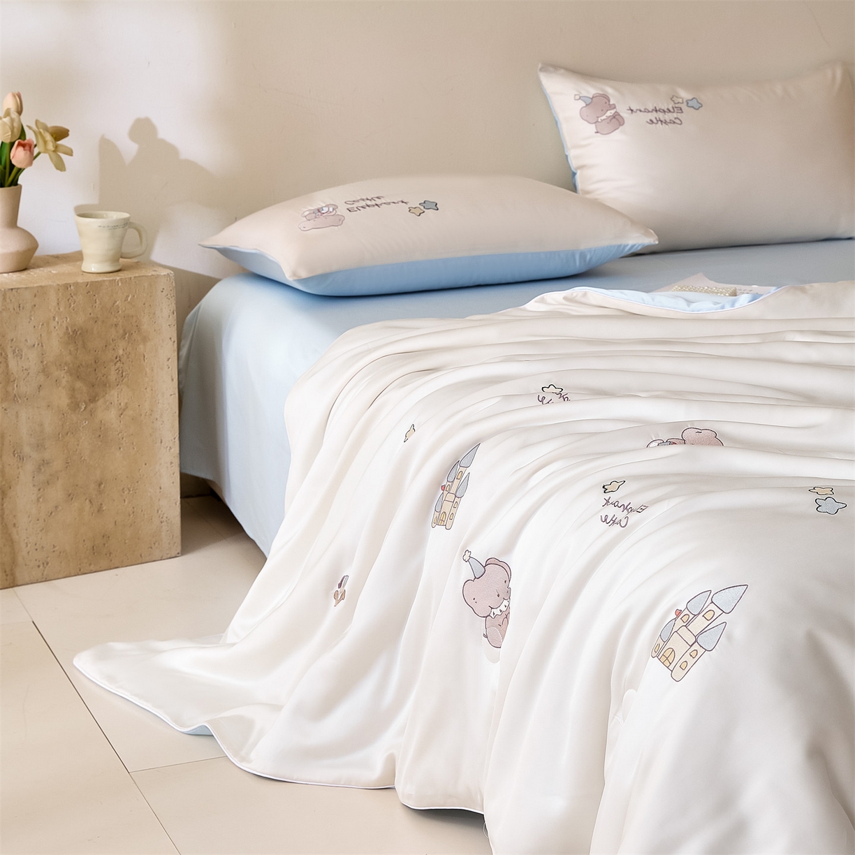 91家纺网 家纺一手货源 找家纺 DC 2026新款A类兰精天丝麻绳平绣系列夏被四件套 元气白桃+婴儿蓝（小象城堡）