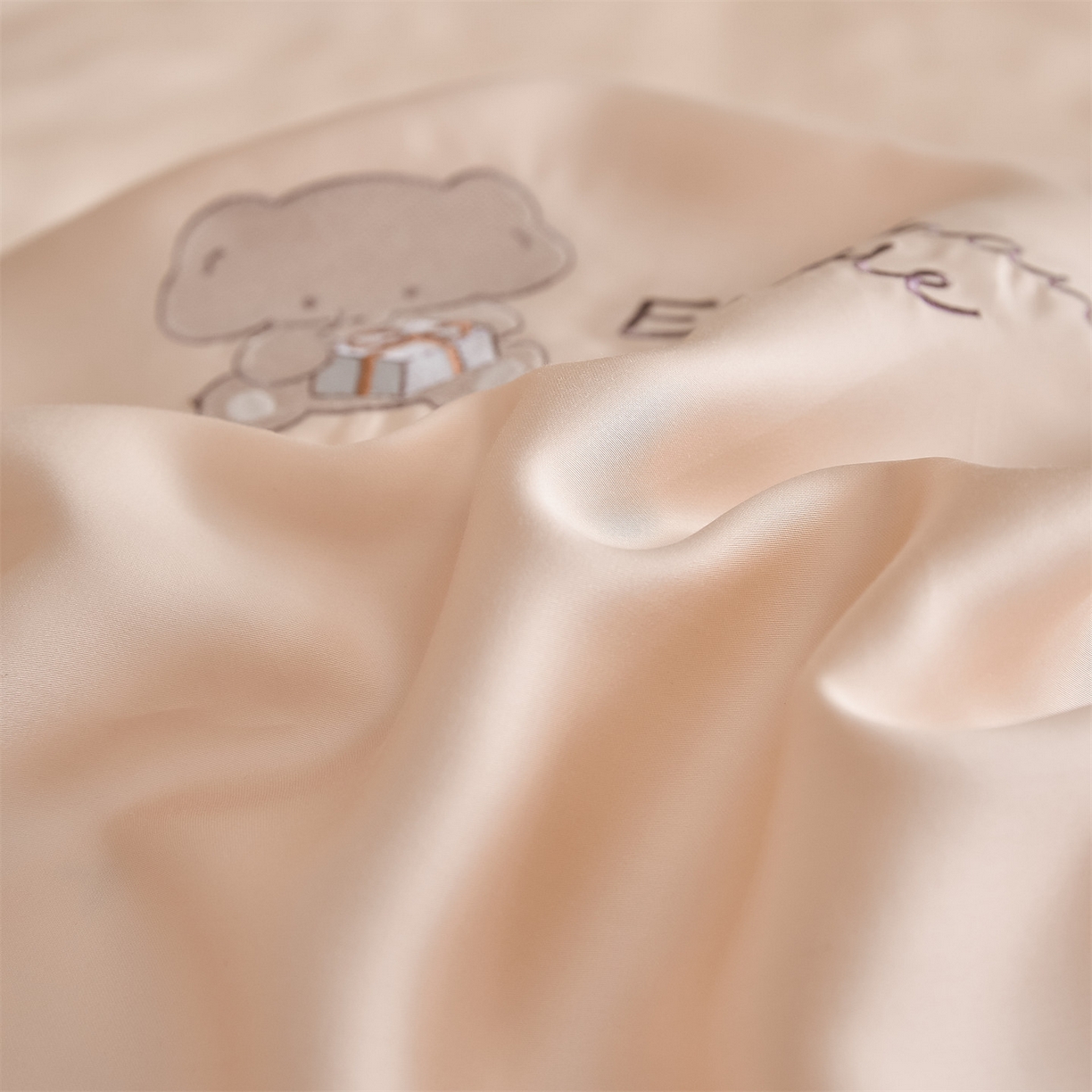 91家纺网 家纺一手货源 找家纺 DC 2026新款A类兰精天丝麻绳平绣系列夏被四件套 半熟蜜桃+元气白桃（小象城堡）