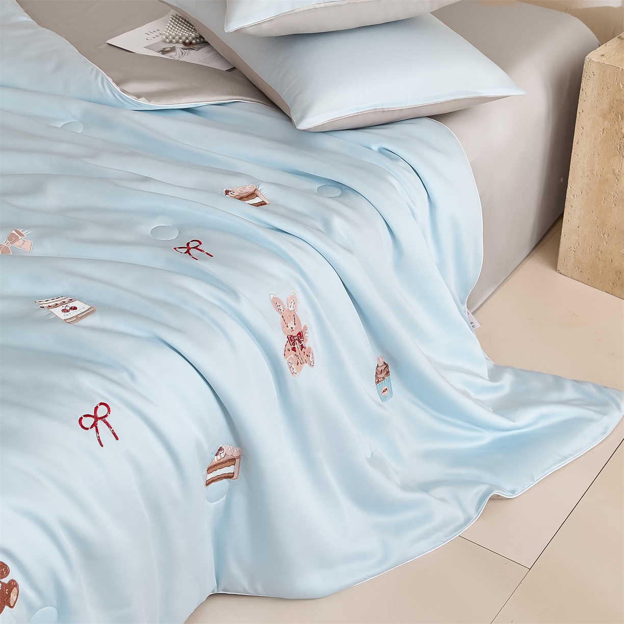 91家纺网 家纺一手货源 找家纺 DC 2026新款A类兰精天丝麻绳平绣系列夏被四件套 婴儿蓝+冰川灰（焦糖小熊）