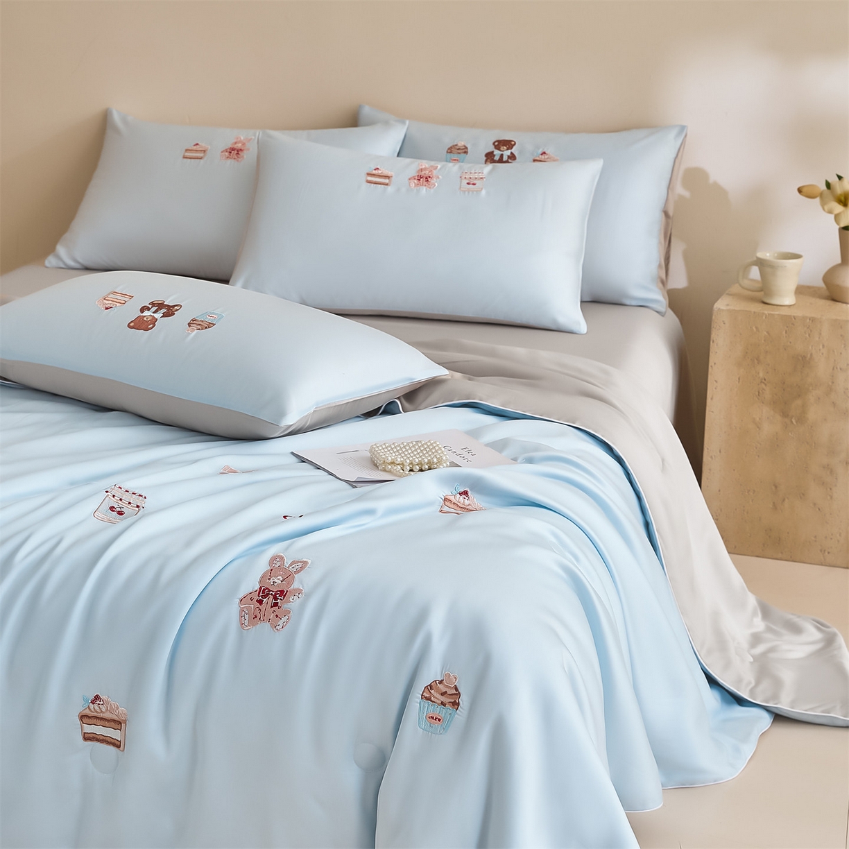 91家纺网 家纺一手货源 找家纺 DC 2026新款A类兰精天丝麻绳平绣系列夏被四件套 婴儿蓝+冰川灰（焦糖小熊）