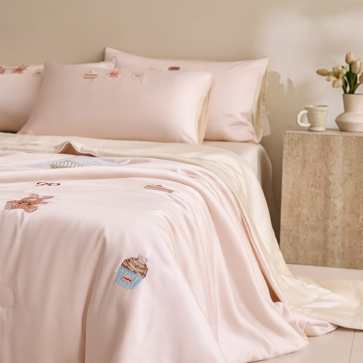 91家纺网 家纺一手货源 找家纺 DC 2026新款A类兰精天丝麻绳平绣系列夏被四件套 素粉+杏白（焦糖小熊）