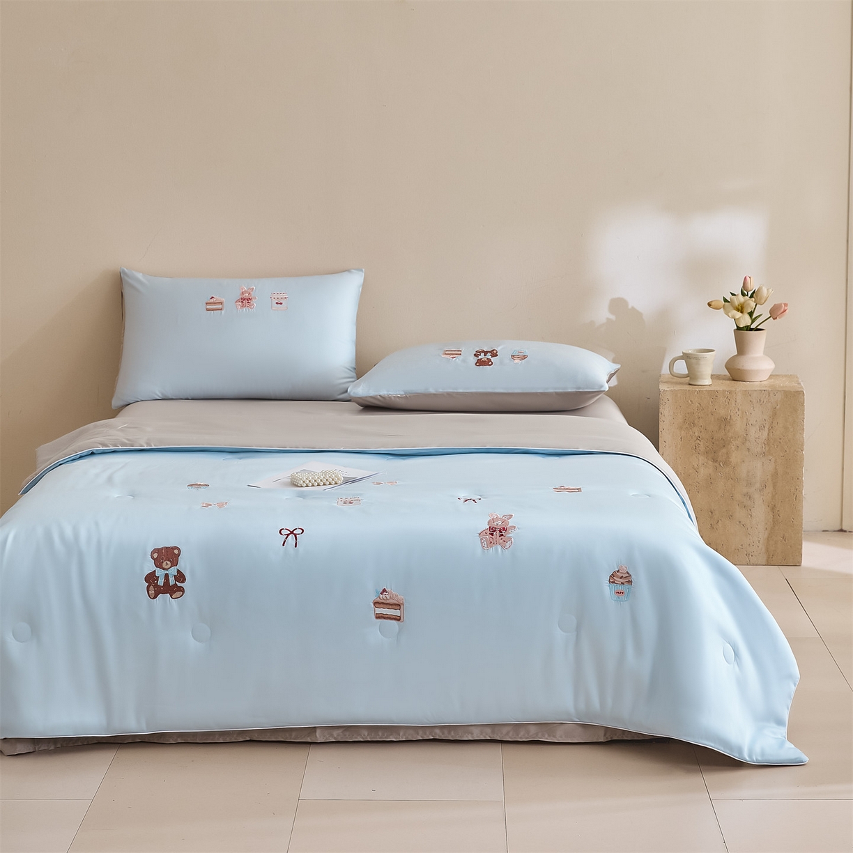 91家纺网 家纺一手货源 找家纺 DC 2026新款A类兰精天丝麻绳平绣系列夏被四件套 婴儿蓝+冰川灰（焦糖小熊）