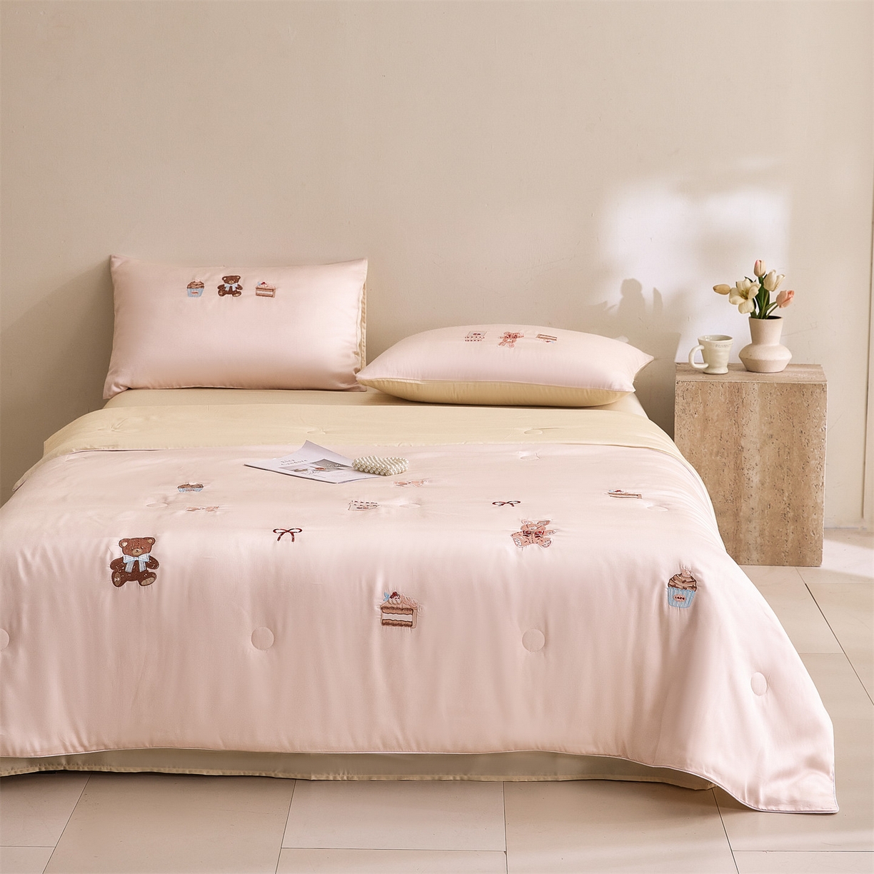 91家纺网 家纺一手货源 找家纺 DC 2026新款A类兰精天丝麻绳平绣系列夏被四件套 素粉+杏白（焦糖小熊）