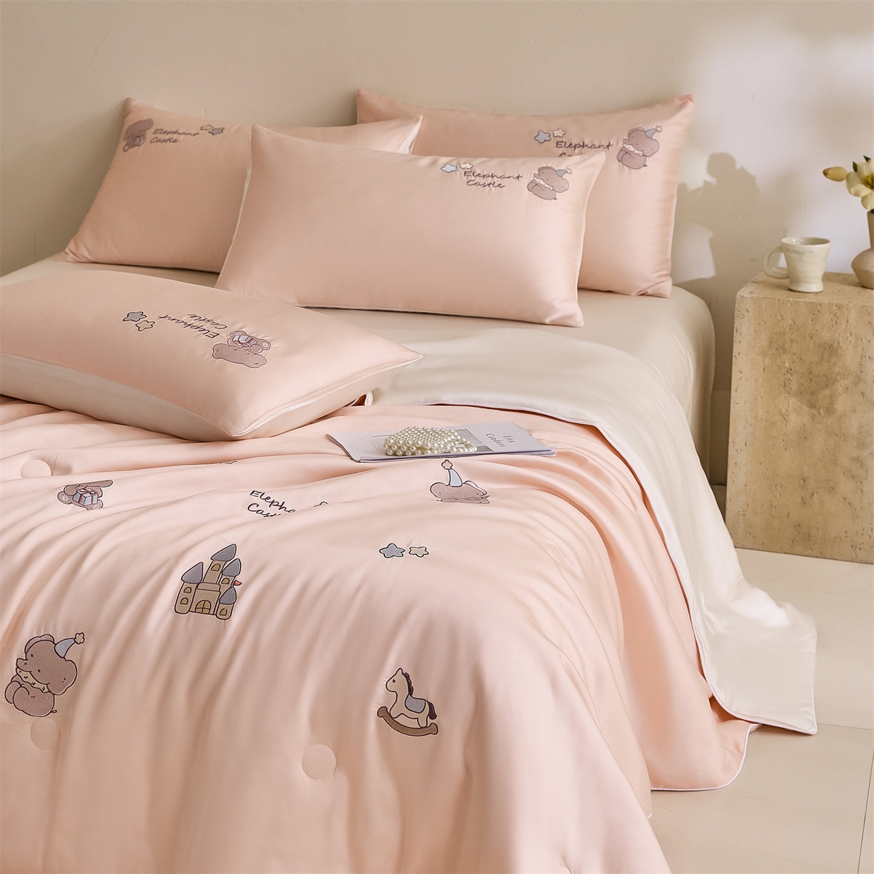 91家纺网 家纺一手货源 找家纺 DC 2026新款A类兰精天丝麻绳平绣系列夏被四件套 半熟蜜桃+元气白桃（小象城堡）