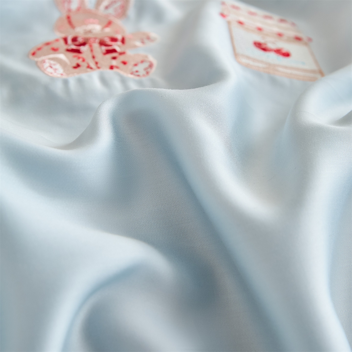 91家纺网 家纺一手货源 找家纺 DC 2026新款A类兰精天丝麻绳平绣系列夏被四件套 婴儿蓝+冰川灰（焦糖小熊）