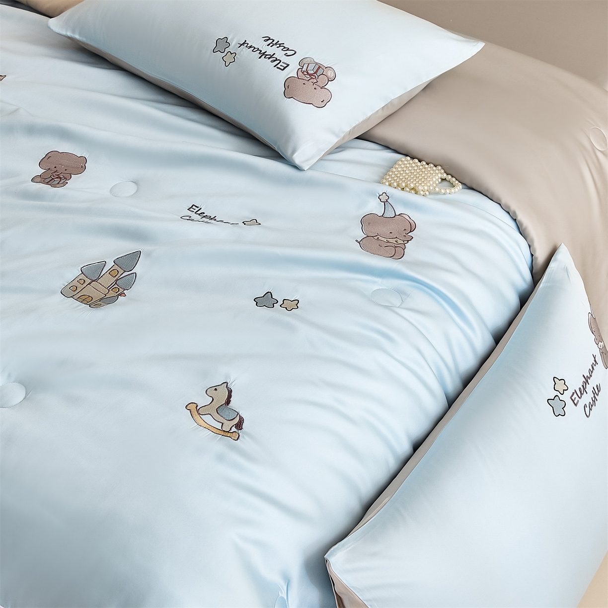 91家纺网 家纺一手货源 找家纺 DC 2026新款A类兰精天丝麻绳平绣系列夏被四件套 婴儿蓝+冰川灰（小象城堡）