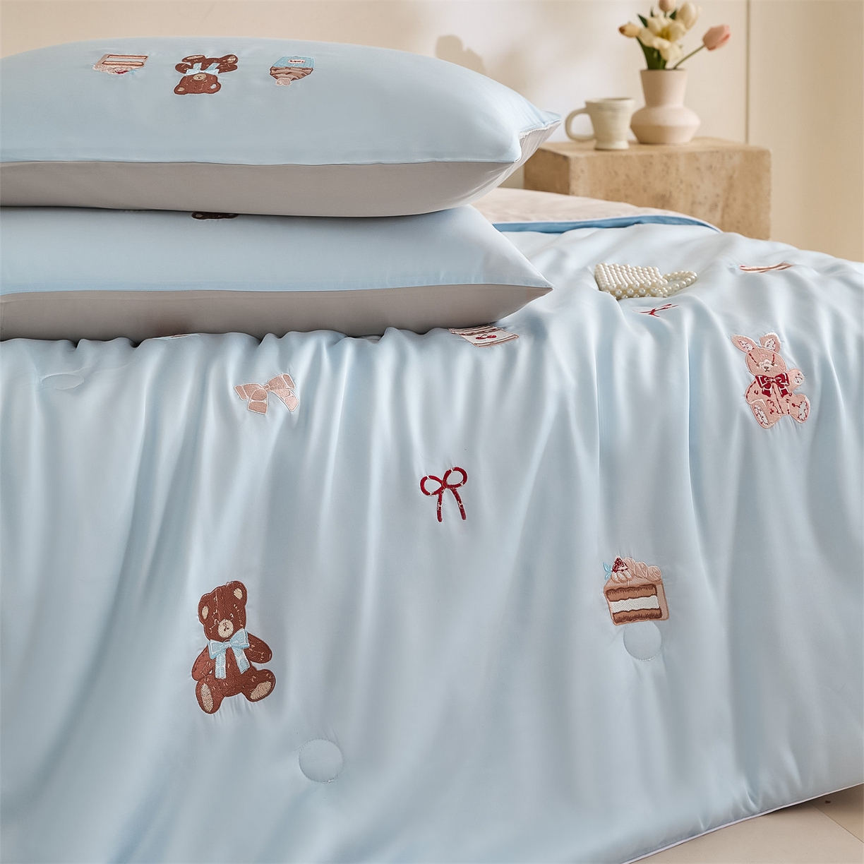 91家纺网 家纺一手货源 找家纺 DC 2026新款A类兰精天丝麻绳平绣系列夏被四件套 婴儿蓝+冰川灰（焦糖小熊）