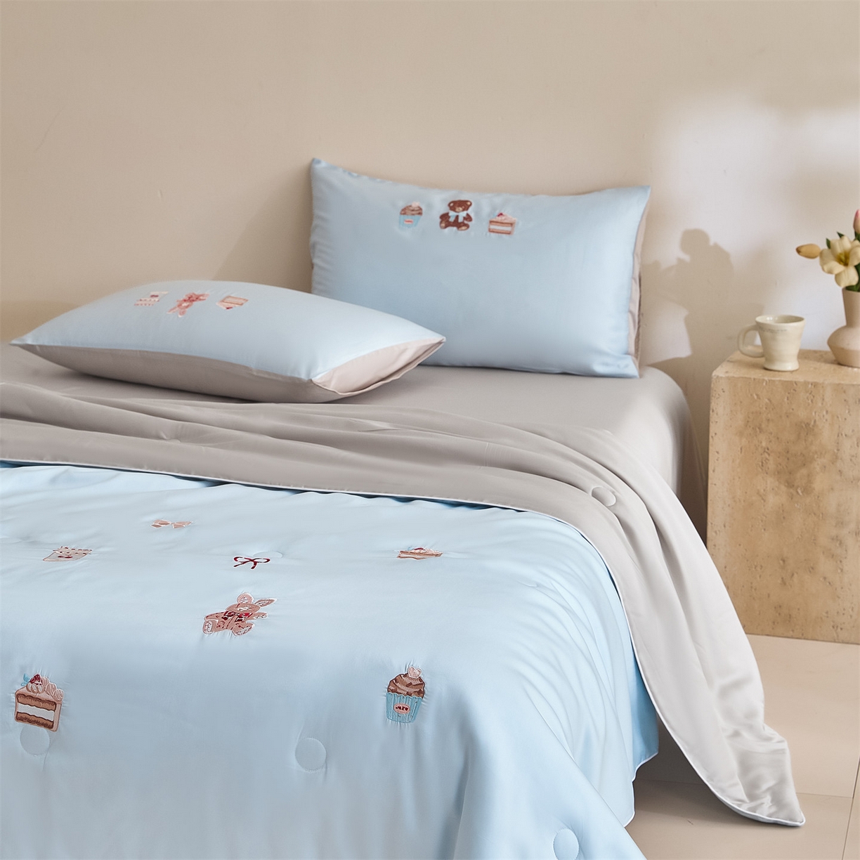 91家纺网 家纺一手货源 找家纺 DC 2026新款A类兰精天丝麻绳平绣系列夏被四件套 婴儿蓝+冰川灰（焦糖小熊）