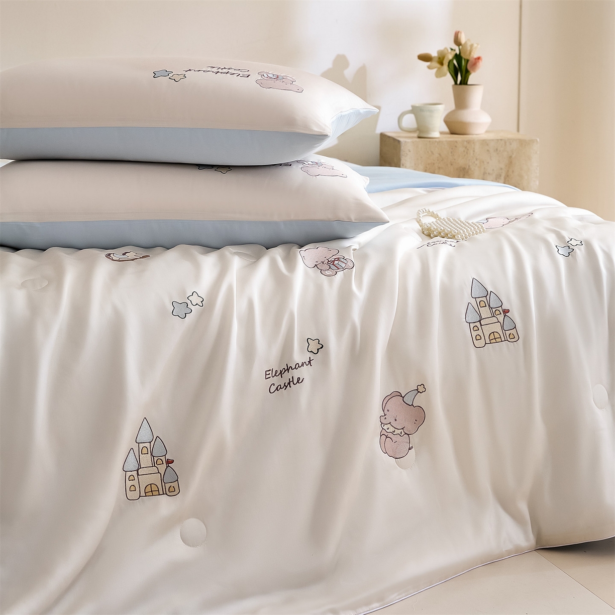 91家纺网 家纺一手货源 找家纺 DC 2026新款A类兰精天丝麻绳平绣系列夏被四件套 元气白桃+婴儿蓝（小象城堡）