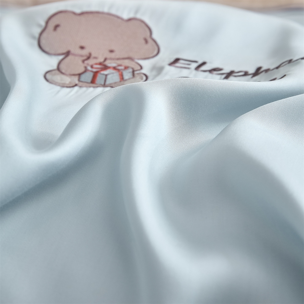 91家纺网 家纺一手货源 找家纺 DC 2026新款A类兰精天丝麻绳平绣系列夏被四件套 婴儿蓝+冰川灰（小象城堡）