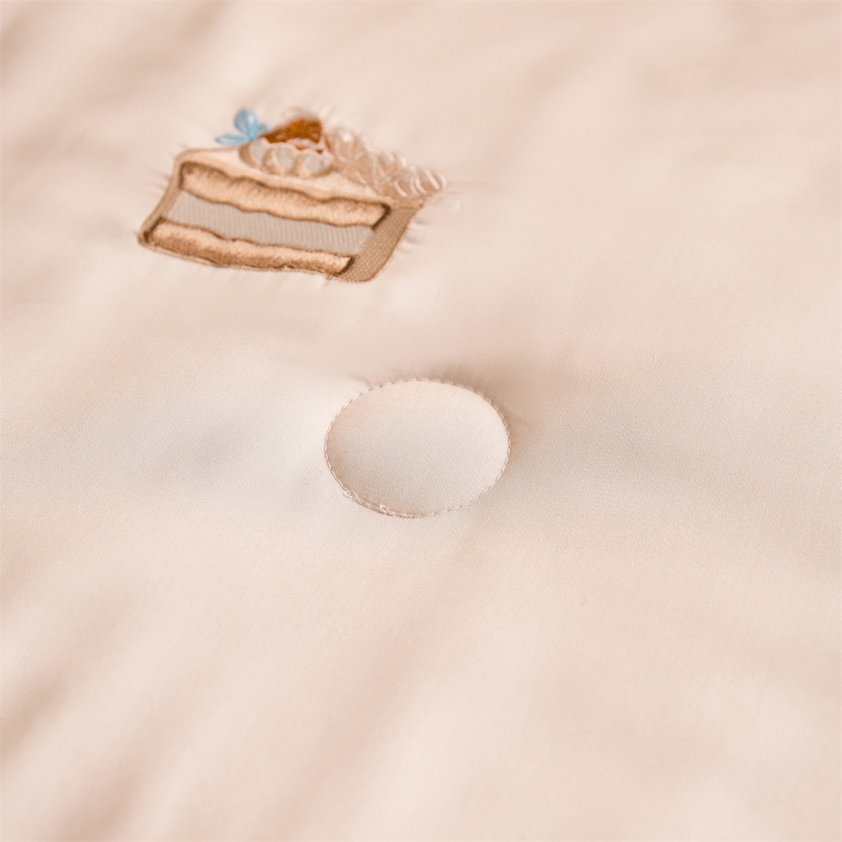 91家纺网 家纺一手货源 找家纺 DC 2026新款A类兰精天丝麻绳平绣系列夏被四件套 素粉+杏白（焦糖小熊）