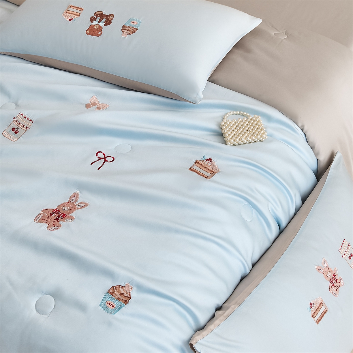 91家纺网 家纺一手货源 找家纺 DC 2026新款A类兰精天丝麻绳平绣系列夏被四件套 婴儿蓝+冰川灰（焦糖小熊）