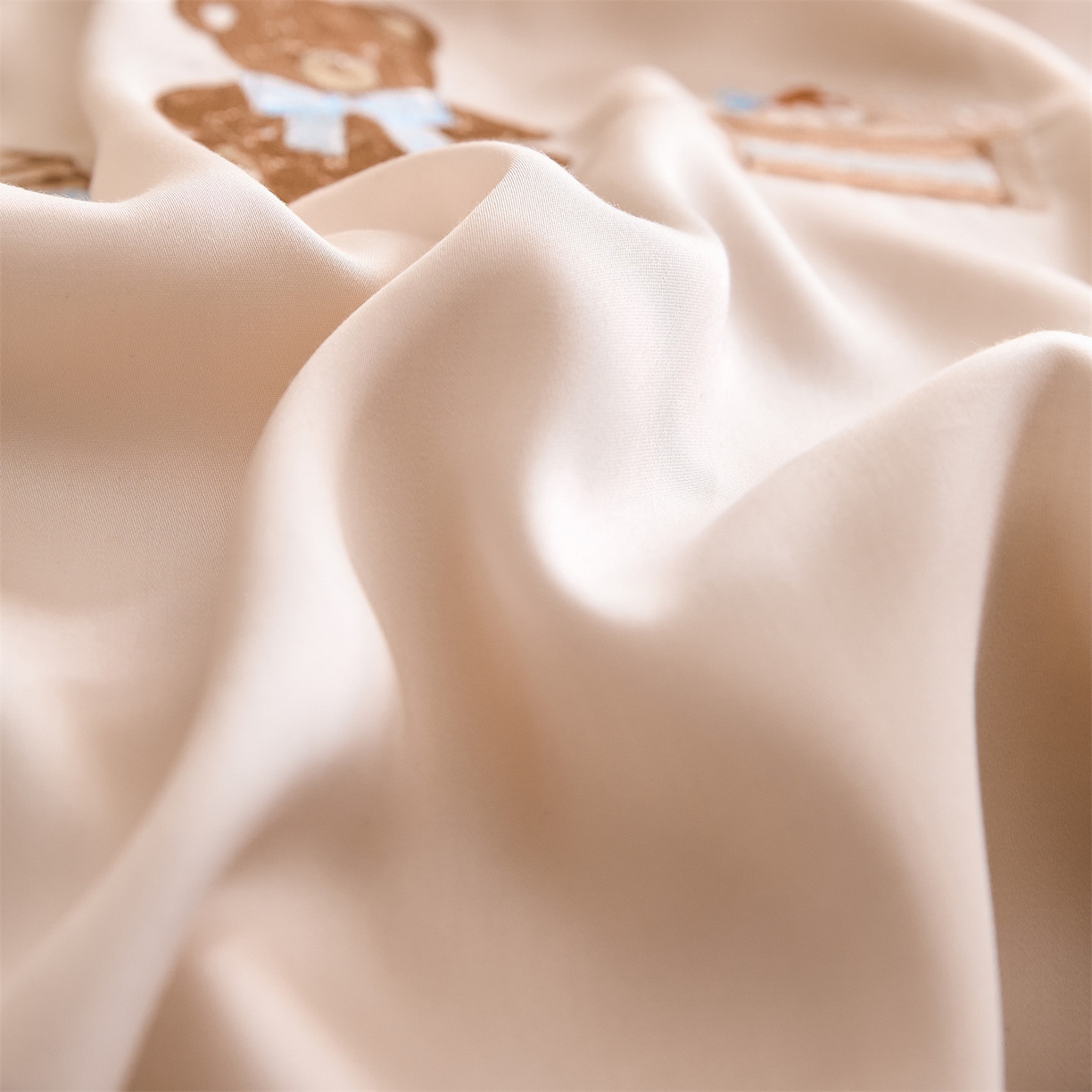 91家纺网 家纺一手货源 找家纺 DC 2026新款A类兰精天丝麻绳平绣系列夏被四件套 素粉+杏白（焦糖小熊）