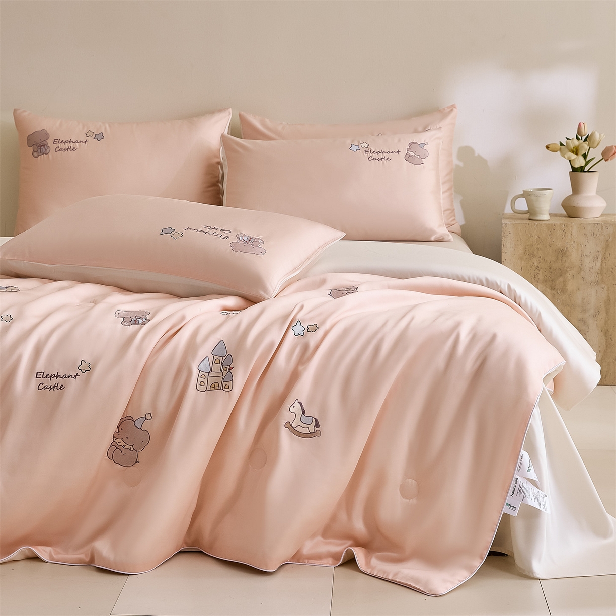 91家纺网 家纺一手货源 找家纺 DC 2026新款A类兰精天丝麻绳平绣系列夏被四件套 半熟蜜桃+元气白桃（小象城堡）