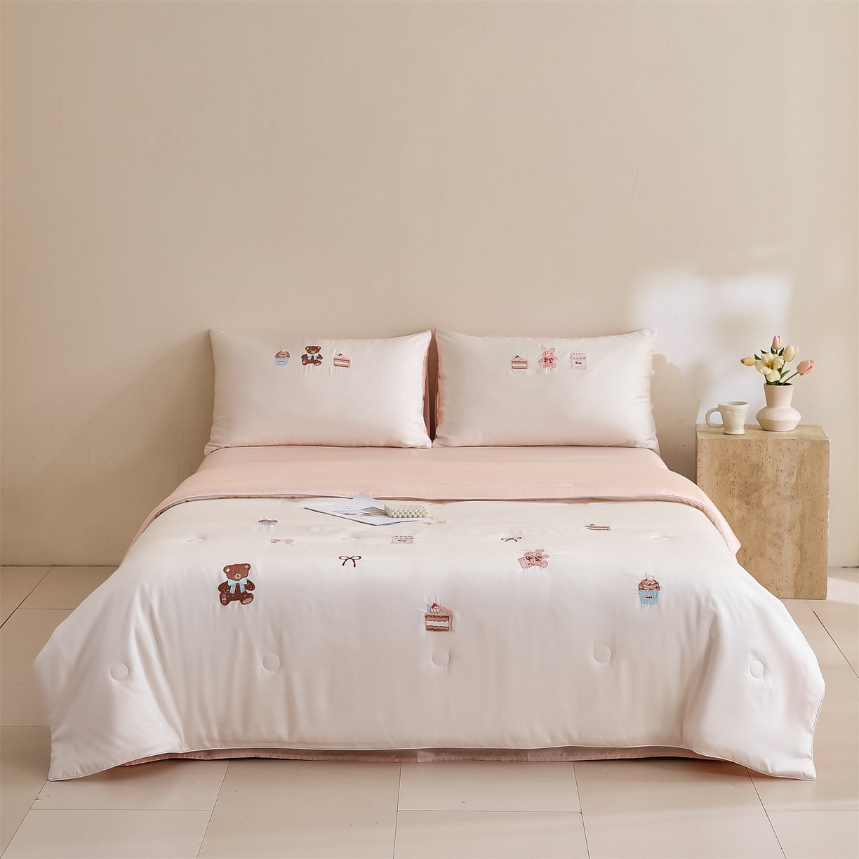 91家纺网 家纺一手货源 找家纺 DC 2026新款A类兰精天丝麻绳平绣系列夏被四件套 元气白桃+半熟蜜桃（焦糖小熊）