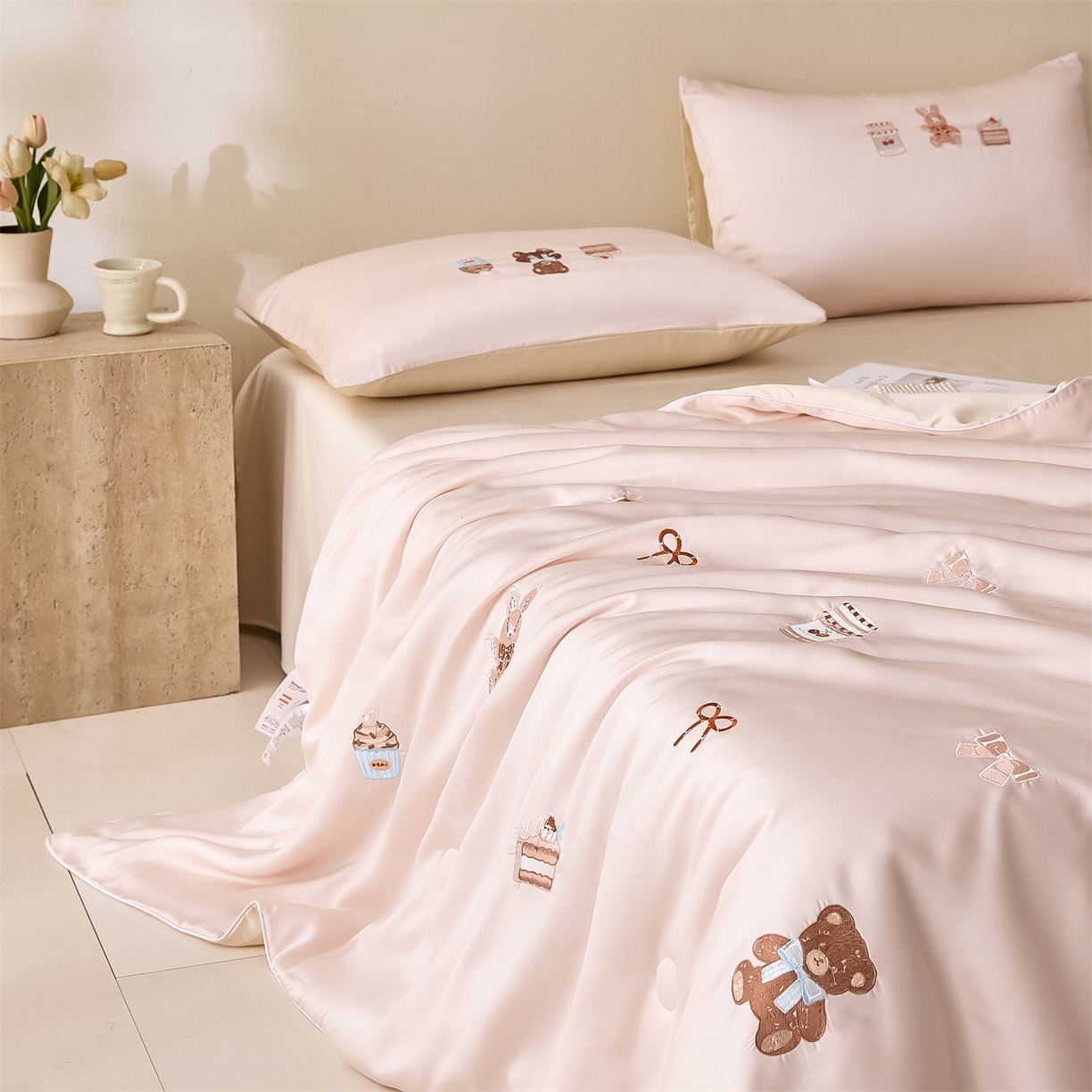 91家纺网 家纺一手货源 找家纺 DC 2026新款A类兰精天丝麻绳平绣系列夏被四件套 素粉+杏白（焦糖小熊）