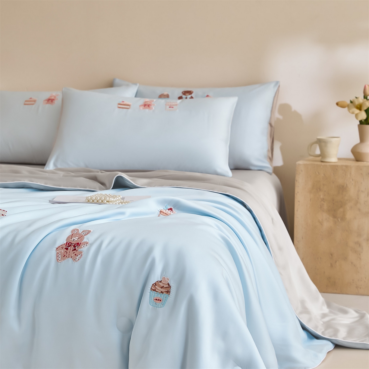 91家纺网 家纺一手货源 找家纺 DC 2026新款A类兰精天丝麻绳平绣系列夏被四件套 婴儿蓝+冰川灰（焦糖小熊）