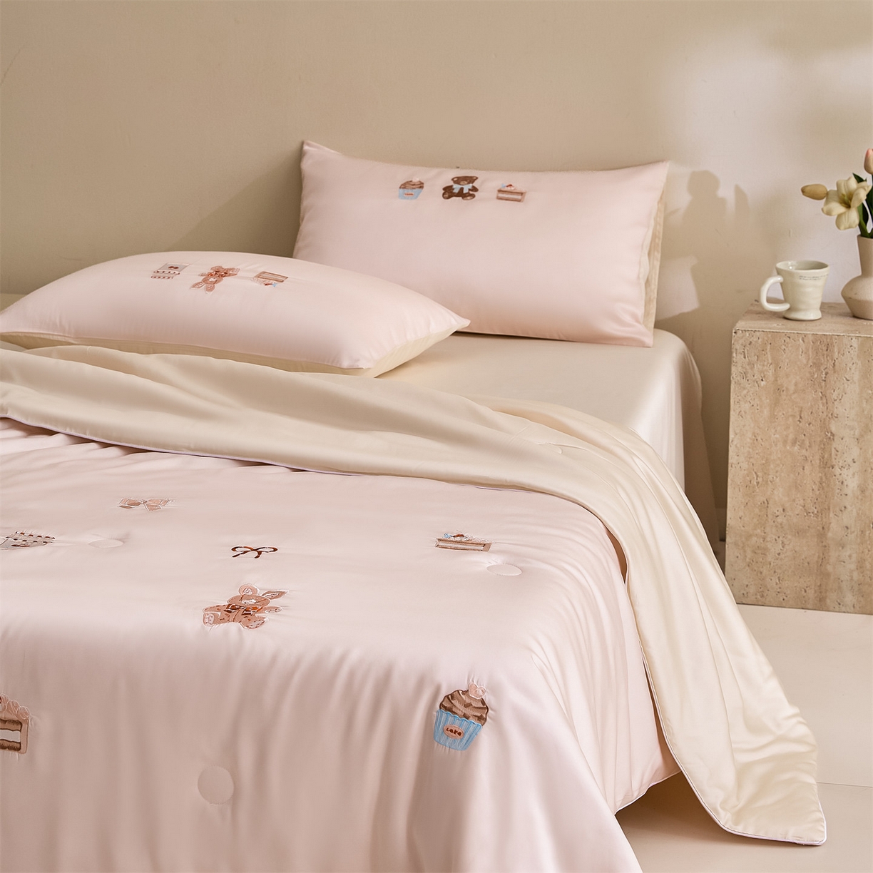 91家纺网 家纺一手货源 找家纺 DC 2026新款A类兰精天丝麻绳平绣系列夏被四件套 素粉+杏白（焦糖小熊）