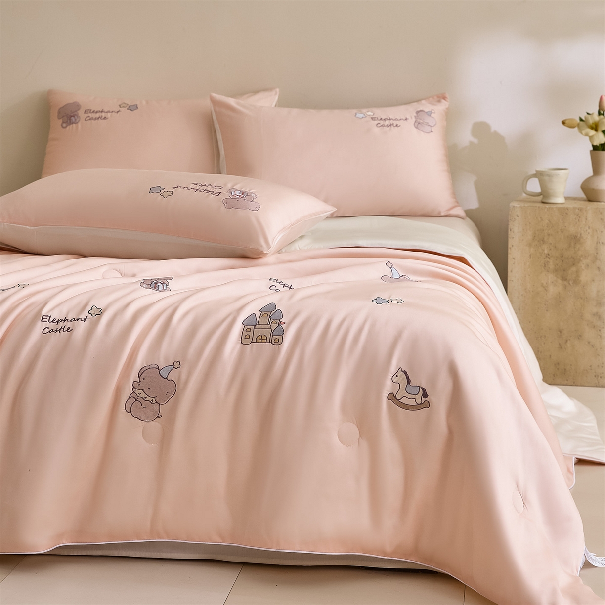 91家纺网 家纺一手货源 找家纺 DC 2026新款A类兰精天丝麻绳平绣系列夏被四件套 半熟蜜桃+元气白桃（小象城堡）