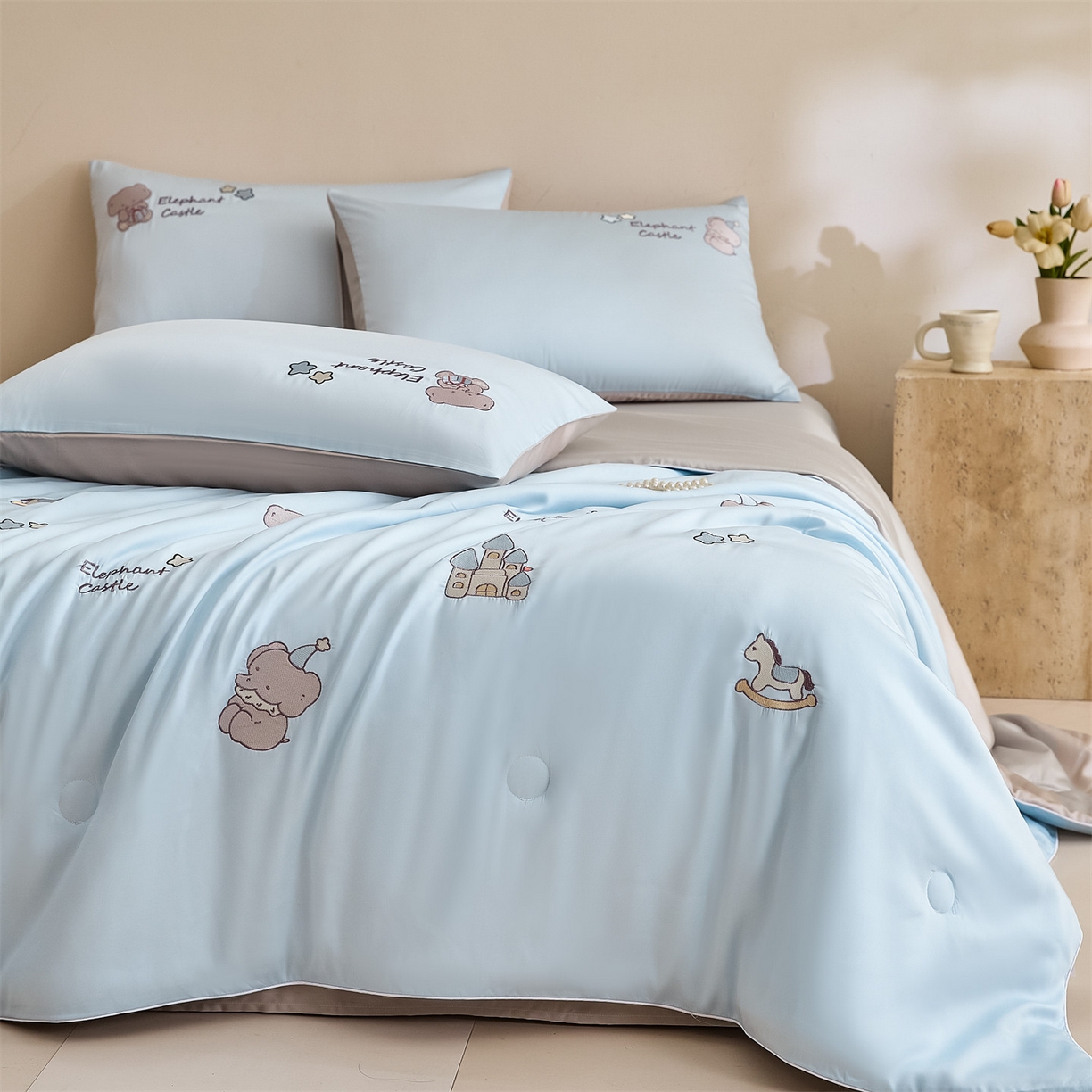 91家纺网 家纺一手货源 找家纺 DC 2026新款A类兰精天丝麻绳平绣系列夏被四件套 婴儿蓝+冰川灰（小象城堡）