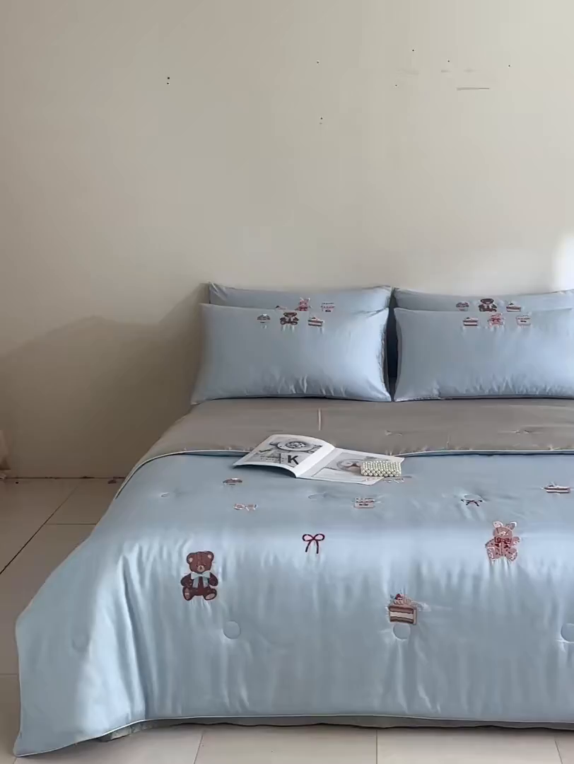 91家纺网 家纺一手货源 找家纺 DC 2026新款A类兰精天丝麻绳平绣系列夏被四件套 婴儿蓝+冰川灰（焦糖小熊）
