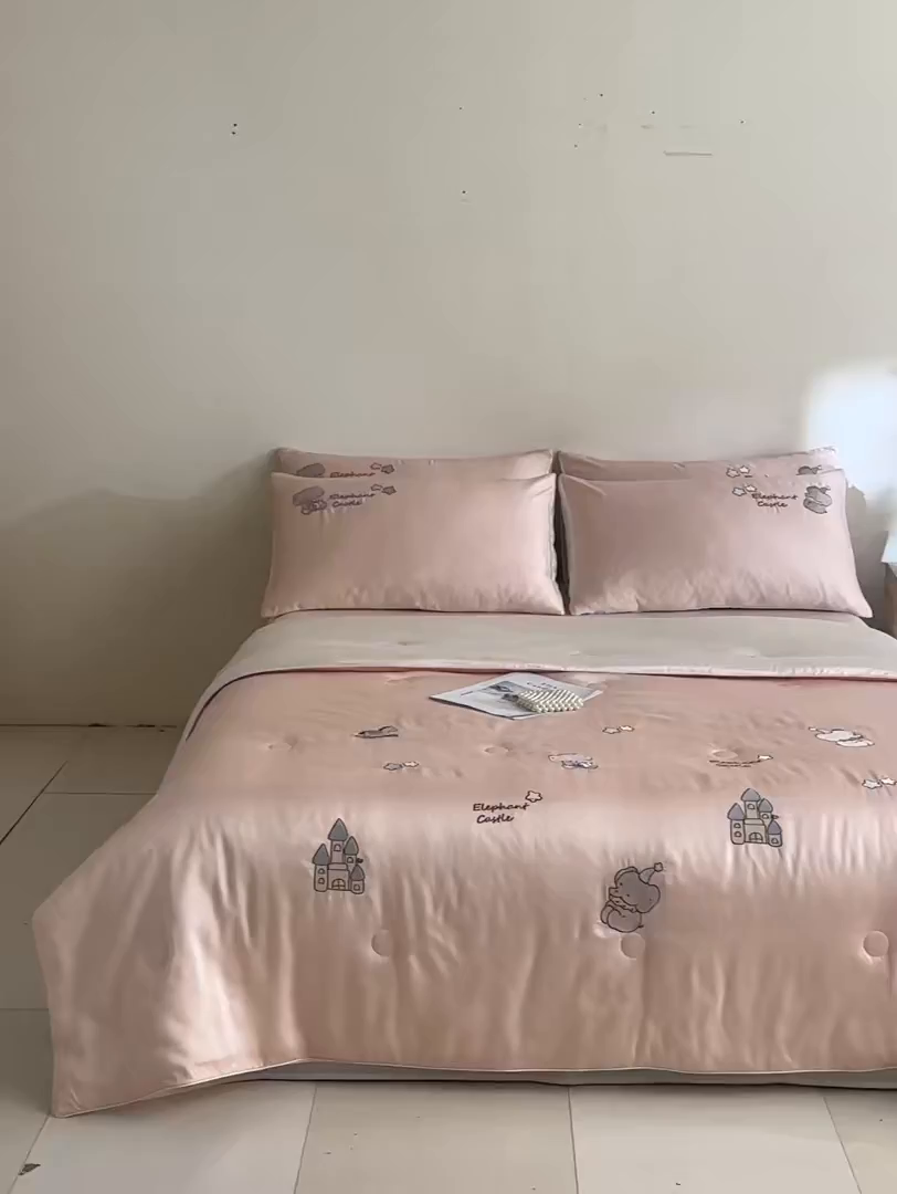 91家纺网 家纺一手货源 找家纺 DC 2026新款A类兰精天丝麻绳平绣系列夏被四件套 半熟蜜桃+元气白桃（小象城堡）