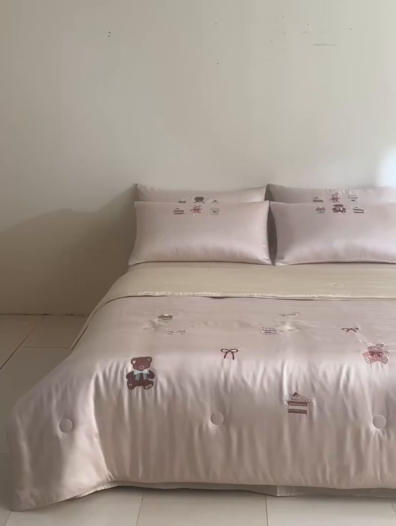 91家纺网 家纺一手货源 找家纺 DC 2026新款A类兰精天丝麻绳平绣系列夏被四件套 素粉+杏白（焦糖小熊）