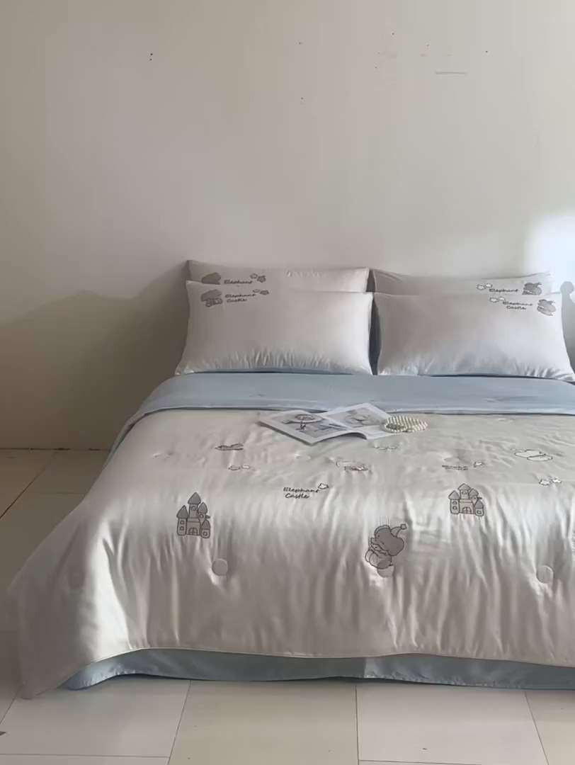 91家纺网 家纺一手货源 找家纺 DC 2026新款A类兰精天丝麻绳平绣系列夏被四件套 元气白桃+婴儿蓝（小象城堡）