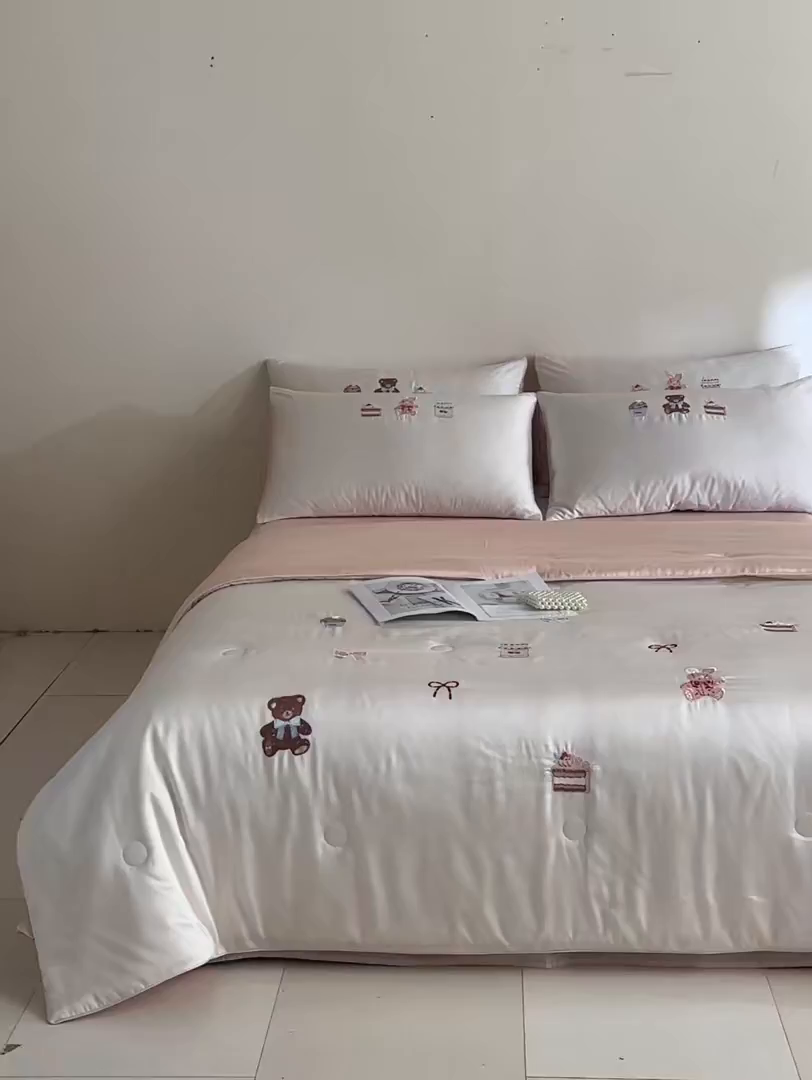 91家纺网 家纺一手货源 找家纺 DC 2026新款A类兰精天丝麻绳平绣系列夏被四件套 元气白桃+半熟蜜桃（焦糖小熊）