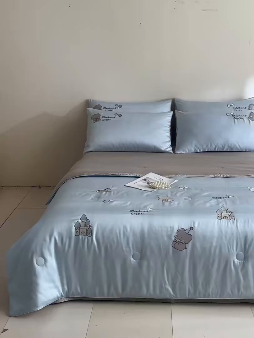 91家纺网 家纺一手货源 找家纺 DC 2026新款A类兰精天丝麻绳平绣系列夏被四件套 婴儿蓝+冰川灰（小象城堡）